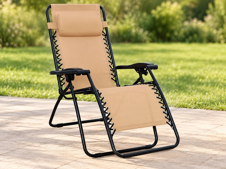 Amazon Basics — fauteuil relax beige — Textilène beige, laçage noir latéral, coussin rectangulaire, bras rigides et repose-jambes intégrés conformes. Un fauteuil, position proche de la source.