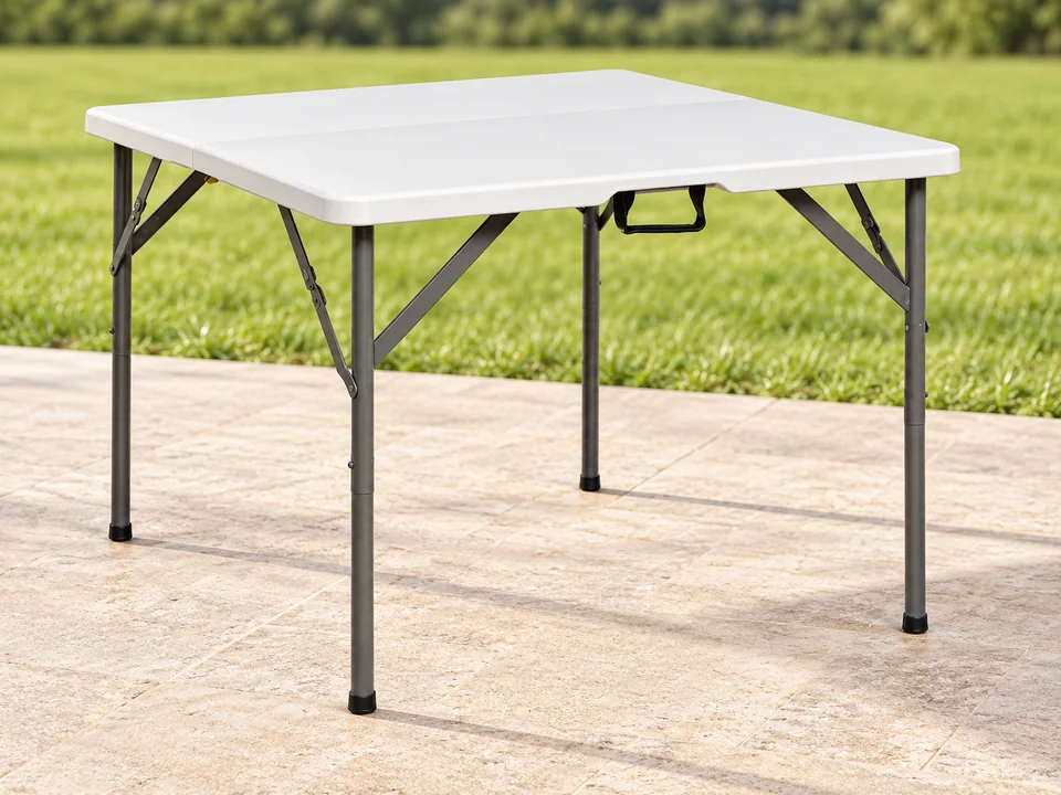 Bonnlo — table carrée pliante blanche — Plateau blanc carré avec joint central, poignée noire sous bord, pieds gris et renforts conformes. Vue repliée supprimée, une table seule.
