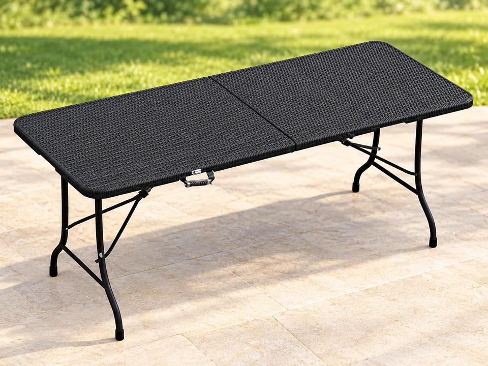 vounot — grande table pliante effet rotin — Long plateau noir à relief, joint central, poignée et deux piètements rabattables noirs conformes. Une table ouverte, seconde vue valise retirée.