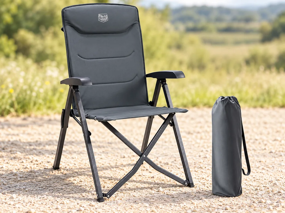 TIMBER RIDGE — fauteuil quatre positions — Dossier haut gris avec coutures horizontales, accoudoirs noirs rigides et croisillons préservés ; une chaise et son sac gris.