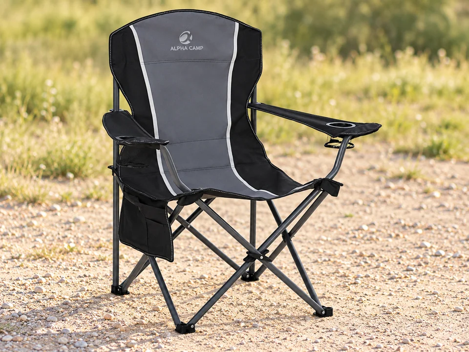 LET’S CAMP — fauteuil à poches latérales — Panneau central gris, côtés noirs, liserés clairs, porte-boisson et poche latérale conformes ; marquage ALPHA CAMP présent dans la photo conservé. Un seul fauteuil vide.