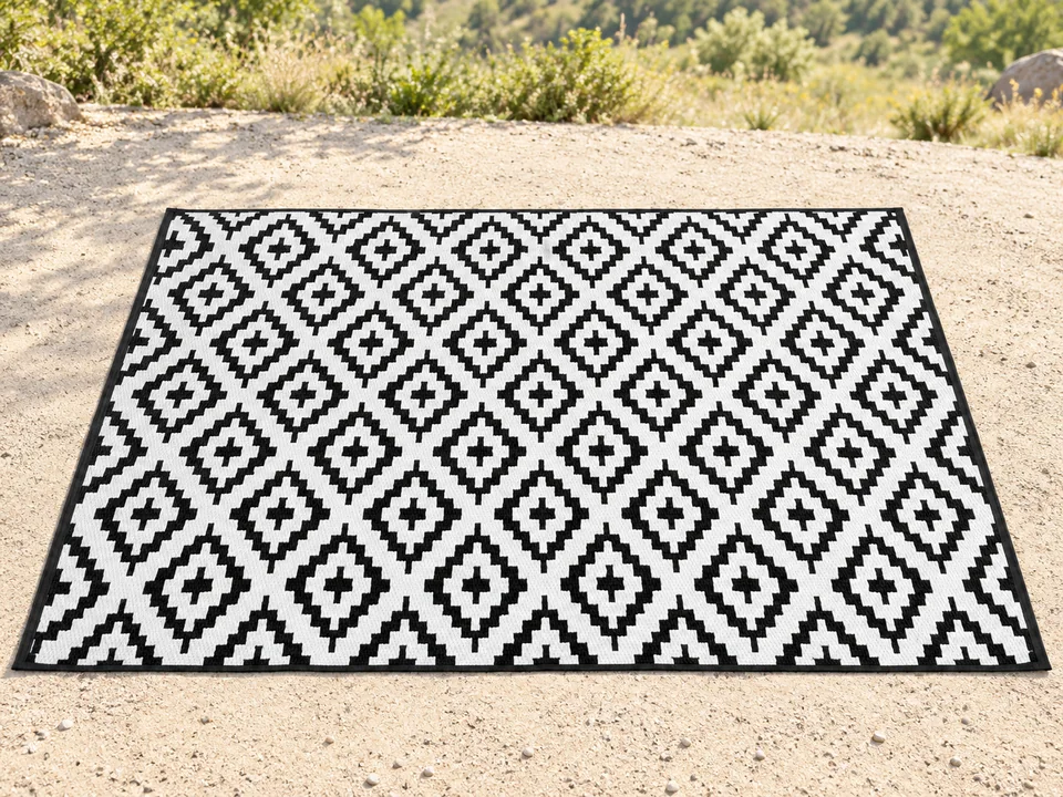 AUAUY — tapis extérieur géométrique — Un tapis déployé seul ; mobilier, personne et animal non fournis.