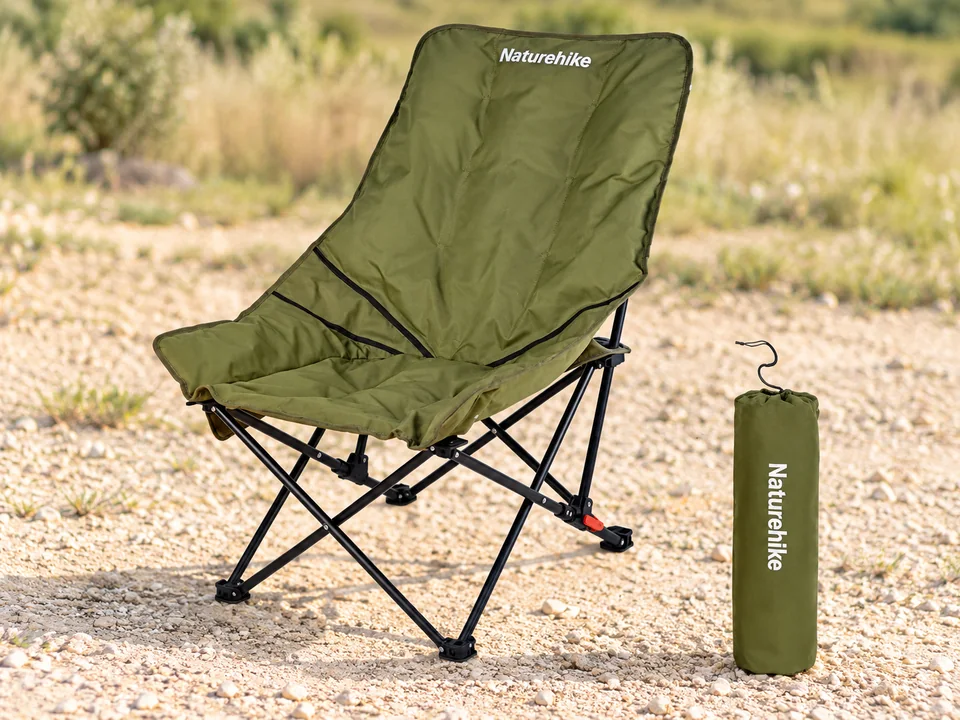 Naturehike — chaise matelassée inclinable — Toile olive matelassée, dossier haut sans bras, structure noire croisée et verrou rouge conservés. Une position seule, sans fantôme de la position inclinée, avec sac olive.