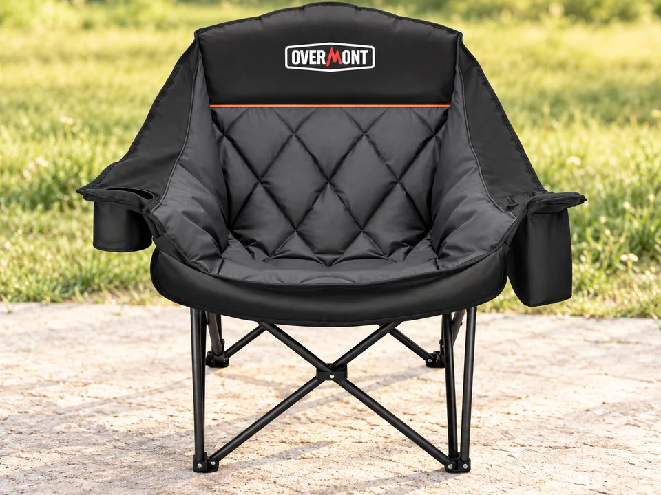 OVERMONT — fauteuil matelassé enveloppant — Matelassage sombre en losanges, liseré orange, bandeau OVERMONT, grosse assise arrondie et deux poches latérales reproduits. Un fauteuil seul de face.
