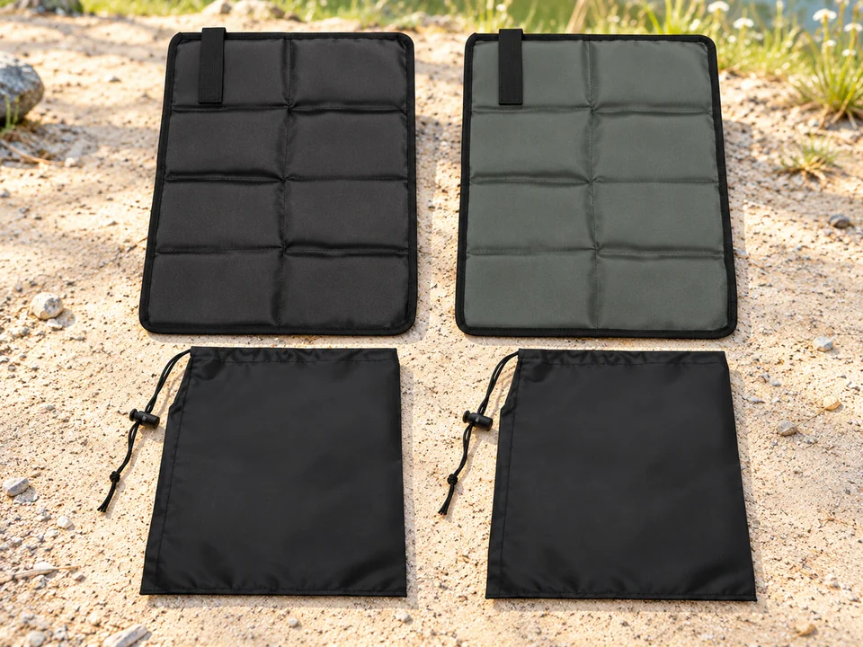 FL HUA — deux assises pliables textiles — Deux assises et deux pochettes noires ; quatre objets montrés au total.
