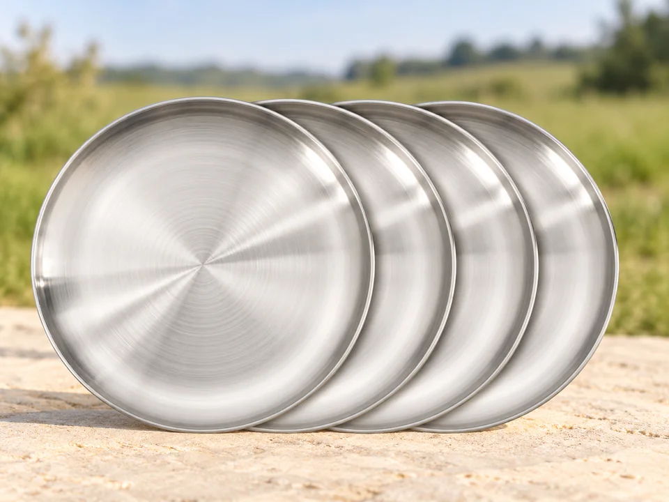Lytonix — quatre assiettes inox 20 cm — Quatre assiettes vides disposées en éventail, sans les vues de repas répétées de la source.