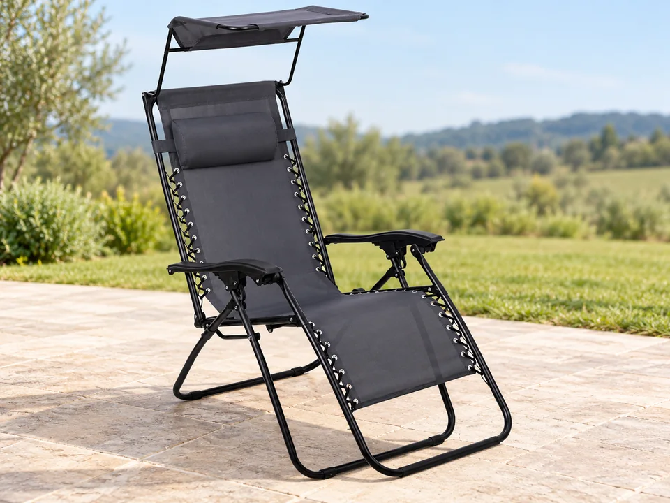 Todeco — transat avec pare-soleil — Pare-soleil gris sur tiges noires, appui-tête, laçage, bras et repose-jambes intégrés comparés ; un transat complet vide.